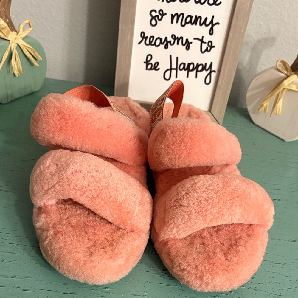 UGG Pink Fuzzy Slippers SZ 8 wos box 151